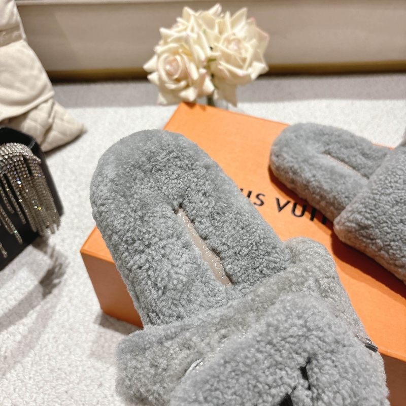 l0vis Vvtt0n slippers